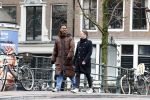 Amsterdam 21 maart 2023
JEANGU MACROOY met een kennis op straat in Amsterdam.