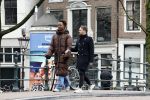 Amsterdam 21 maart 2023
JEANGU MACROOY met een kennis op straat in Amsterdam.