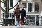 Amsterdam 21 maart 2023
JEANGU MACROOY met een kennis op straat in Amsterdam.