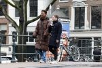 Amsterdam 21 maart 2023
JEANGU MACROOY met een kennis op straat in Amsterdam.