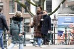 Amsterdam 21 maart 2023
JEANGU MACROOY met een kennis op straat in Amsterdam.