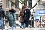 Amsterdam 21 maart 2023
JEANGU MACROOY met een kennis op straat in Amsterdam.
