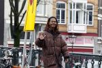 Amsterdam 21 maart 2023
JEANGU MACROOY met een kennis op straat in Amsterdam.