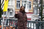 Amsterdam 21 maart 2023
JEANGU MACROOY met een kennis op straat in Amsterdam.