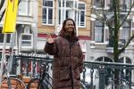 Amsterdam 21 maart 2023
JEANGU MACROOY met een kennis op straat in Amsterdam.