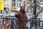Amsterdam 21 maart 2023
JEANGU MACROOY met een kennis op straat in Amsterdam.