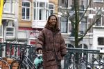 Amsterdam 21 maart 2023
JEANGU MACROOY met een kennis op straat in Amsterdam.