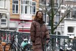 Amsterdam 21 maart 2023
JEANGU MACROOY met een kennis op straat in Amsterdam.