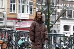 Amsterdam 21 maart 2023
JEANGU MACROOY met een kennis op straat in Amsterdam.