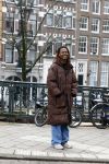 Amsterdam 21 maart 2023
JEANGU MACROOY met een kennis op straat in Amsterdam.