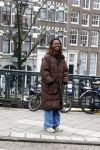 Amsterdam 21 maart 2023
JEANGU MACROOY met een kennis op straat in Amsterdam.