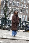 Amsterdam 21 maart 2023
JEANGU MACROOY met een kennis op straat in Amsterdam.