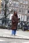 Amsterdam 21 maart 2023
JEANGU MACROOY met een kennis op straat in Amsterdam.