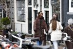 Amsterdam 21 maart 2023
JEANGU MACROOY met een kennis op straat in Amsterdam.
