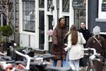 Amsterdam 21 maart 2023
JEANGU MACROOY met een kennis op straat in Amsterdam.
