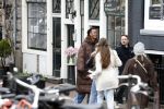 Amsterdam 21 maart 2023
JEANGU MACROOY met een kennis op straat in Amsterdam.
