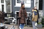 Amsterdam 21 maart 2023
JEANGU MACROOY met een kennis op straat in Amsterdam.