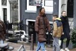 Amsterdam 21 maart 2023
JEANGU MACROOY met een kennis op straat in Amsterdam.