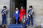 Amsterdam 12 april 2023
Staatsbezoek Macron aan Nederland .  Ook zijn vrouw Brigitte was aanwezig alsmeder Koning Willem Alexander en Koningin Maxima . Hier verlaten ze paleis op de Dam.