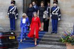 Amsterdam 12 april 2023
Staatsbezoek Macron aan Nederland .  Ook zijn vrouw Brigitte was aanwezig alsmeder Koning Willem Alexander en Koningin Maxima . Hier verlaten ze paleis op de Dam.