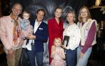 Noordwijk 30 maart 2023
Boekpresentatie Maxime Meiland in de winkel van haar zus Montana.
Verder Aanwezig Martien Meiland Erica Meiland en haar man Leroy Molkenboer en hun kinderen Claire en Vive. Ook de schrijver van het boek Jan Dijkgraaf.