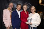 Noordwijk 30 maart 2023
Boekpresentatie Maxime Meiland in de winkel van haar zus Montana.
Verder Aanwezig Martien Meiland Erica Meiland en haar man Leroy Molkenboer en hun kinderen Claire en Vive. Ook de schrijver van het boek Jan Dijkgraaf.