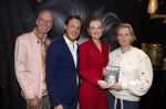 Noordwijk 30 maart 2023
Boekpresentatie Maxime Meiland in de winkel van haar zus Montana.
Verder Aanwezig Martien Meiland Erica Meiland en haar man Leroy Molkenboer en hun kinderen Claire en Vive. Ook de schrijver van het boek Jan Dijkgraaf.