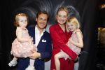 Noordwijk 30 maart 2023
Boekpresentatie Maxime Meiland in de winkel van haar zus Montana.
Verder Aanwezig Martien Meiland Erica Meiland en haar man Leroy Molkenboer en hun kinderen Claire en Vive. Ook de schrijver van het boek Jan Dijkgraaf.