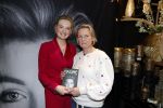 Noordwijk 30 maart 2023
Boekpresentatie Maxime Meiland in de winkel van haar zus Montana.
Verder Aanwezig Martien Meiland Erica Meiland en haar man Leroy Molkenboer en hun kinderen Claire en Vive. Ook de schrijver van het boek Jan Dijkgraaf.