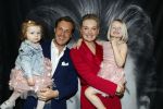 Noordwijk 30 maart 2023
Boekpresentatie Maxime Meiland in de winkel van haar zus Montana.
Verder Aanwezig Martien Meiland Erica Meiland en haar man Leroy Molkenboer en hun kinderen Claire en Vive. Ook de schrijver van het boek Jan Dijkgraaf.