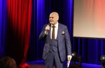 Zeist 26 maart 2023
Hans Kazan viert zijn 70e verjaardag en presenteert zijn boek. Ook krijgt hij een koninklijke onderscheiding in het Figi Theater/Hotel. Michel v Zeist