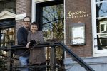 Amsterdam 5 april 2023
Nicci Gerrard en Sean French , het schrijvers echtpaar Nicci French met hun nieuwe boek in het centrum van Amster. Ze sliepen in het Ambassade Hotel.