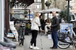 Amsterdam 17 maart 20923
Nicolette v Dam op krukken op de cornelis schuytstraat. Nicolette heeft met skien haar kruisbanden gescheurd. Nicolette samen  met haar broer Bastiaan v Dam