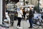 Amsterdam 17 maart 20923
Nicolette v Dam op krukken op de cornelis schuytstraat. Nicolette heeft met skien haar kruisbanden gescheurd. Nicolette samen  met haar broer Bastiaan v Dam