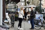 Amsterdam 17 maart 20923
Nicolette v Dam op krukken op de cornelis schuytstraat. Nicolette heeft met skien haar kruisbanden gescheurd. Nicolette samen  met haar broer Bastiaan v Dam