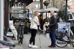 Amsterdam 17 maart 20923
Nicolette v Dam op krukken op de cornelis schuytstraat. Nicolette heeft met skien haar kruisbanden gescheurd. Nicolette samen  met haar broer Bastiaan v Dam