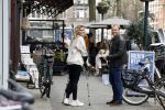 Amsterdam 17 maart 20923
Nicolette v Dam op krukken op de cornelis schuytstraat. Nicolette heeft met skien haar kruisbanden gescheurd. Nicolette samen  met haar broer Bastiaan v Dam