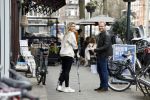 Amsterdam 17 maart 20923
Nicolette v Dam op krukken op de cornelis schuytstraat. Nicolette heeft met skien haar kruisbanden gescheurd. Nicolette samen  met haar broer Bastiaan v Dam