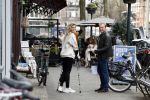 Amsterdam 17 maart 20923
Nicolette v Dam op krukken op de cornelis schuytstraat. Nicolette heeft met skien haar kruisbanden gescheurd. Nicolette samen  met haar broer Bastiaan v Dam