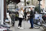 Amsterdam 17 maart 20923
Nicolette v Dam op krukken op de cornelis schuytstraat. Nicolette heeft met skien haar kruisbanden gescheurd. Nicolette samen  met haar broer Bastiaan v Dam