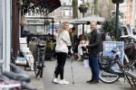 Amsterdam 17 maart 20923
Nicolette v Dam op krukken op de cornelis schuytstraat. Nicolette heeft met skien haar kruisbanden gescheurd. Nicolette samen  met haar broer Bastiaan v Dam