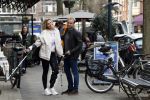 Amsterdam 17 maart 20923
Nicolette v Dam op krukken op de cornelis schuytstraat. Nicolette heeft met skien haar kruisbanden gescheurd. Nicolette samen  met haar broer Bastiaan v Dam
