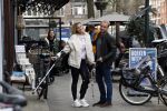 Amsterdam 17 maart 20923
Nicolette v Dam op krukken op de cornelis schuytstraat. Nicolette heeft met skien haar kruisbanden gescheurd. Nicolette samen  met haar broer Bastiaan v Dam