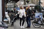 Amsterdam 17 maart 20923
Nicolette v Dam op krukken op de cornelis schuytstraat. Nicolette heeft met skien haar kruisbanden gescheurd. Nicolette samen  met haar broer Bastiaan v Dam