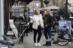 Amsterdam 17 maart 20923
Nicolette v Dam op krukken op de cornelis schuytstraat. Nicolette heeft met skien haar kruisbanden gescheurd. Nicolette samen  met haar broer Bastiaan v Dam