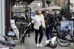 Amsterdam 17 maart 20923
Nicolette v Dam op krukken op de cornelis schuytstraat. Nicolette heeft met skien haar kruisbanden gescheurd. Nicolette samen  met haar broer Bastiaan v Dam