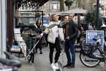 Amsterdam 17 maart 20923
Nicolette v Dam op krukken op de cornelis schuytstraat. Nicolette heeft met skien haar kruisbanden gescheurd. Nicolette samen  met haar broer Bastiaan v Dam