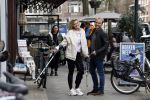 Amsterdam 17 maart 20923
Nicolette v Dam op krukken op de cornelis schuytstraat. Nicolette heeft met skien haar kruisbanden gescheurd. Nicolette samen  met haar broer Bastiaan v Dam