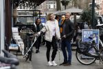 Amsterdam 17 maart 20923
Nicolette v Dam op krukken op de cornelis schuytstraat. Nicolette heeft met skien haar kruisbanden gescheurd. Nicolette samen  met haar broer Bastiaan v Dam