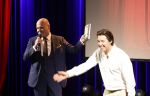 Zeist 26 maart 2023
Hans Kazan viert zijn 70e verjaardag en presenteert zijn boek. Ook krijgt hij een koninklijke onderscheiding in het Figi Theater/Hotel. Oscar Kazan